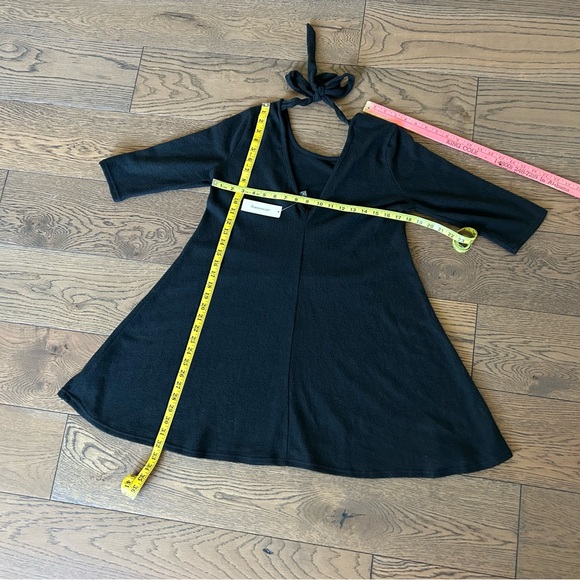 NWT! Francesca’s Alya Black V Neck 3/4 Sleeve Shift Mini Dress Size Medium - Picture 8 of 8